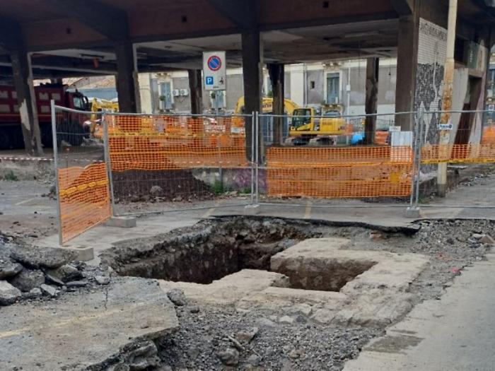 Catania, trovata una scala che scende sotto piazza Lupo: l&rsquo;ipotesi del rifugio antiaereo
