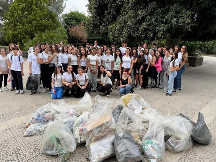La &ldquo;rivoluzione gentile&rdquo; dei ragazzi del Majorana: ripulita la villa comunale