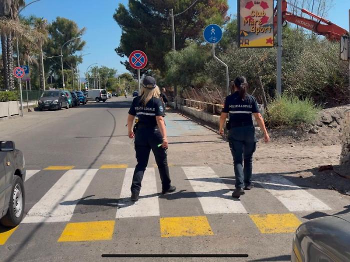 Strisce blu a Fondachello e S. Anna, ma turisti e commercianti contrari