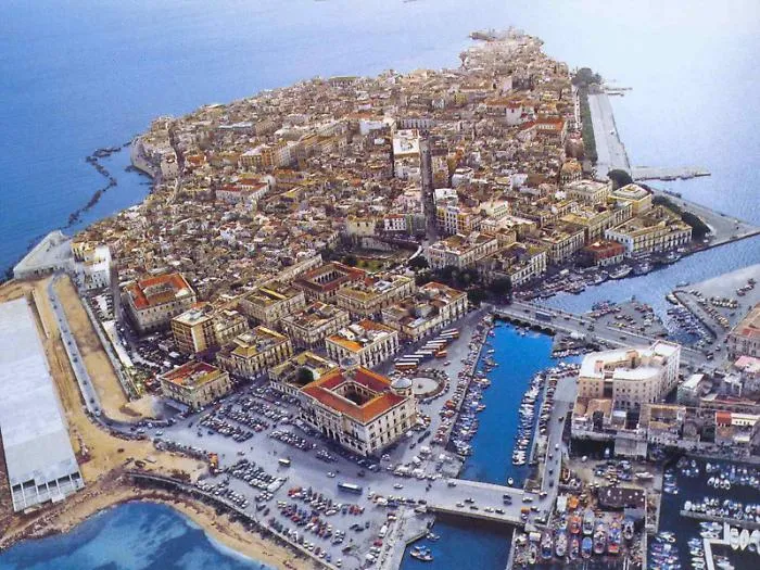 Acqua, finalmente un giorno senza guasti, ma Ortigia continua a soffrire