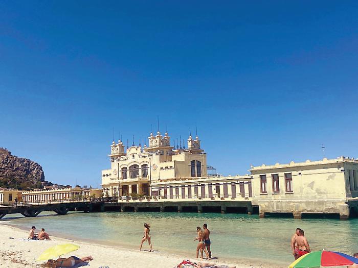 Palermo, lo scarico nel mare di Mondello e il mistero dei test sui batteri inquinanti