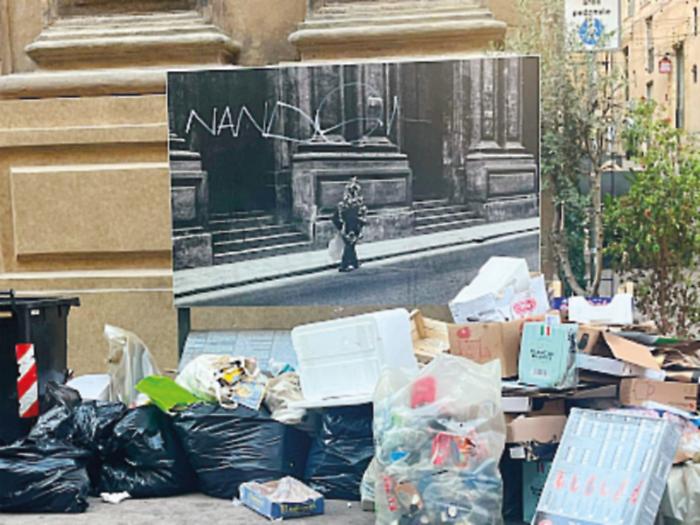 Palermo, in via Maqueda i cumuli di immondizia tra le foto di Enzo Sellerio. Rap: &laquo;Sono abbandoni, noi passiamo ogni giorno&raquo;