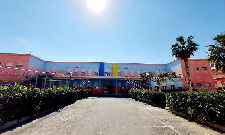 Scuola sotto attacco: docente colpita dal genitore di un alunno