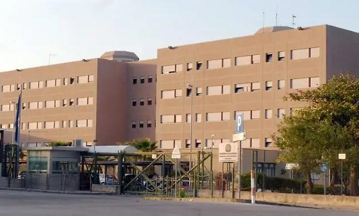 Siracusa, il carcere di Cavadonna passato al setaccio: c'erano 67 cellulari nelle celle