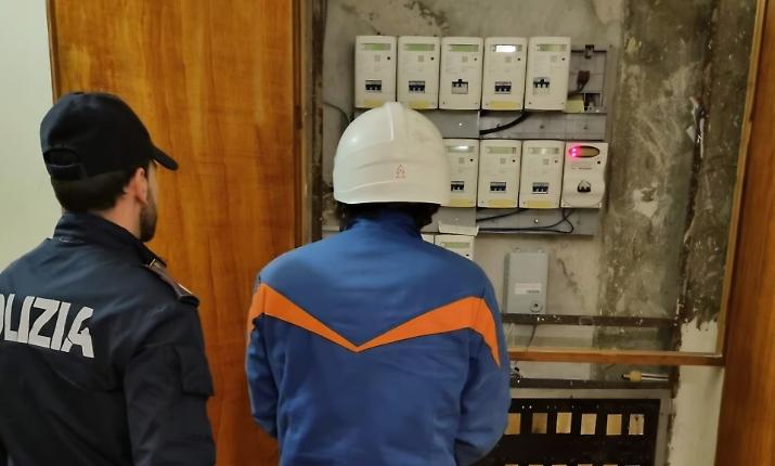 Maxi intervento della Polizia: denunciati due giovani per fuga e possesso di grimaldelli; altri due per furto di energia