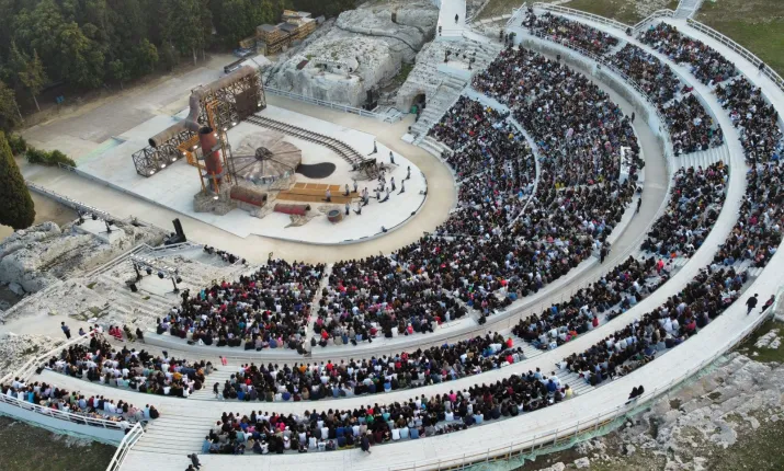 Bocciature per l'Inda: ministero della Cultura blocca l'aumento retroattivo da 41 a 68 mila euro per la consigliera delegata