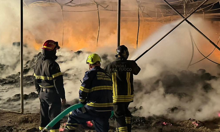 Fiamme nella notte a Pachino: devastata un'azienda. Procura apre un fascicolo