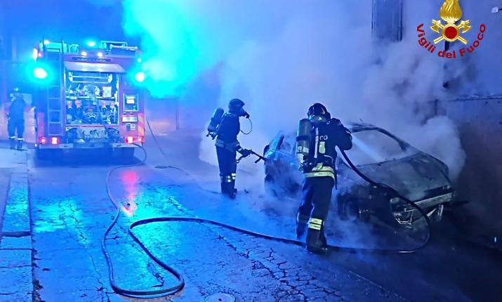 Notte di fumo e fiamme a Lentini, auto a Gpl prende fuoco