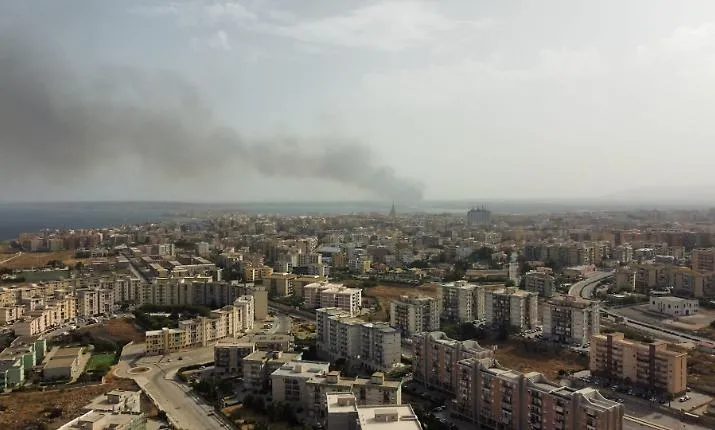 Siracusa, incendio a Lido Sacramento: diverse famiglie evacuate. Il video
