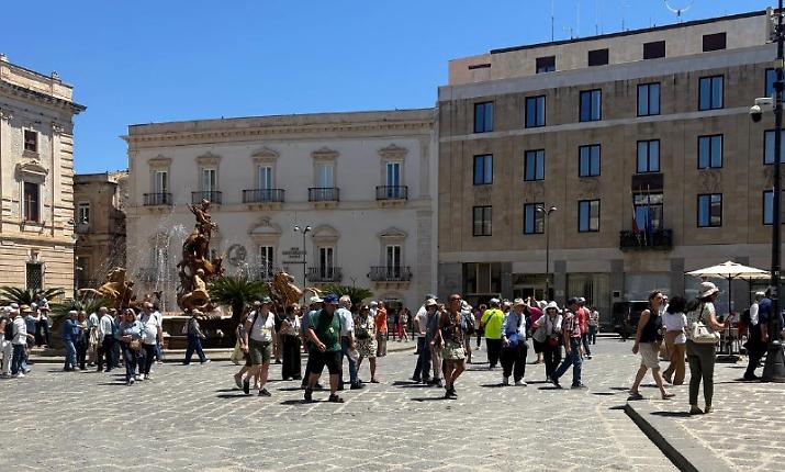 Guide turistiche abusive, a Siracusa scattano i controlli con QR code: 13 sanzioni
