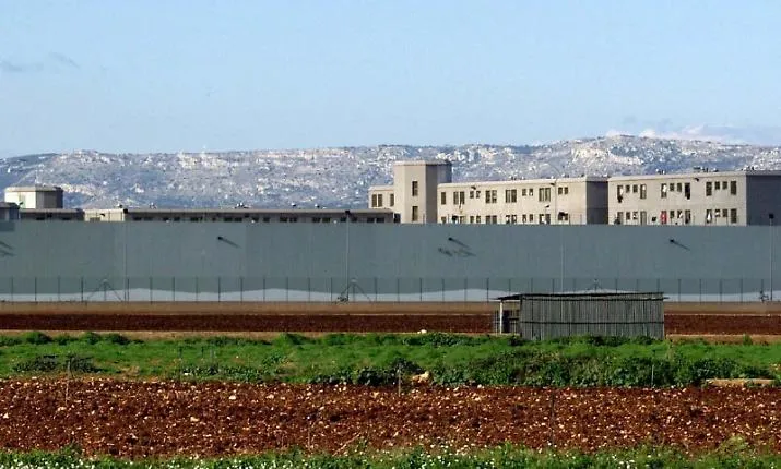Guerriglia dentro il carcere di Siracusa: detenuti &ldquo;Rambo&rdquo; sul tetto, dieci agenti feriti